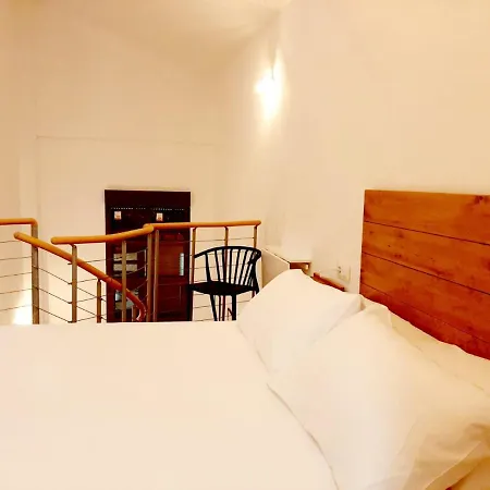 By Gaiarooms Candelario